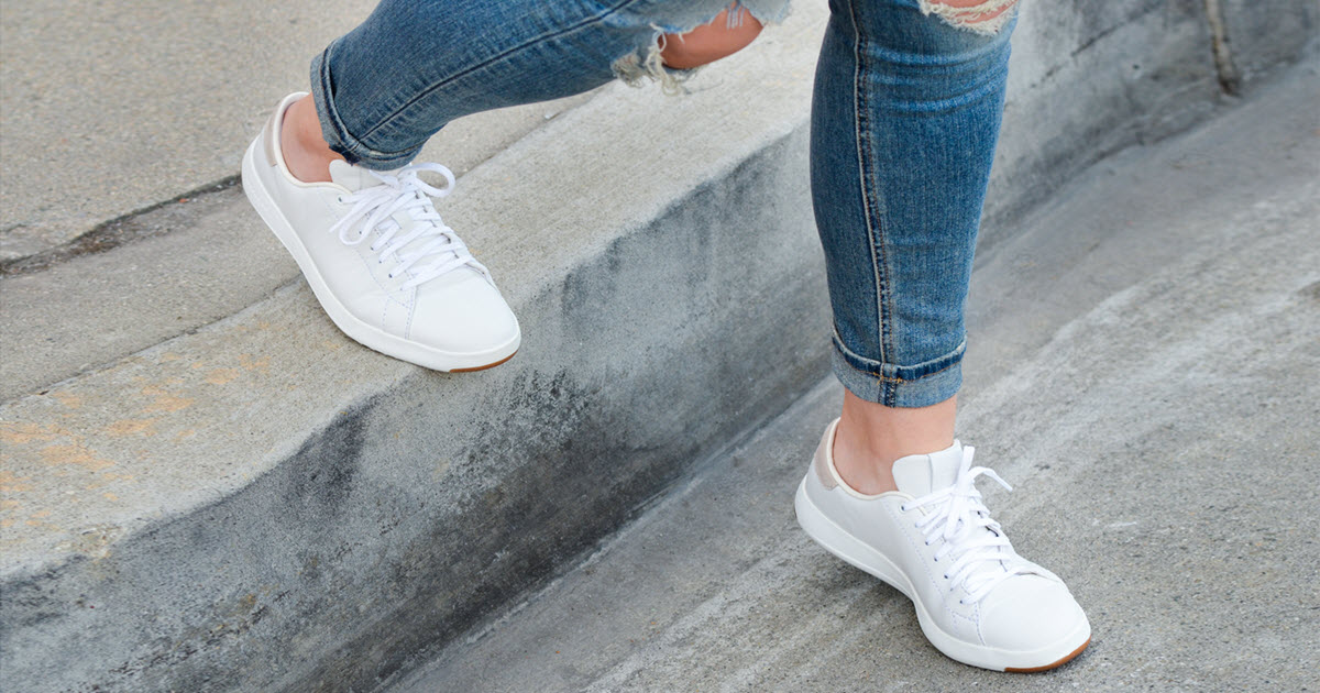 FB How to Wear Jeans with White Sneakers Blazer Outfit