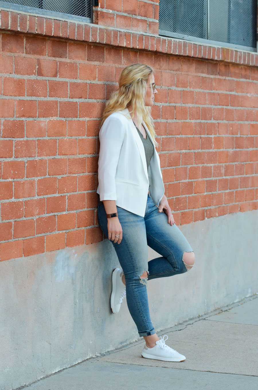 How to Wear Jeans with White Sneakers + Blazer Outfit