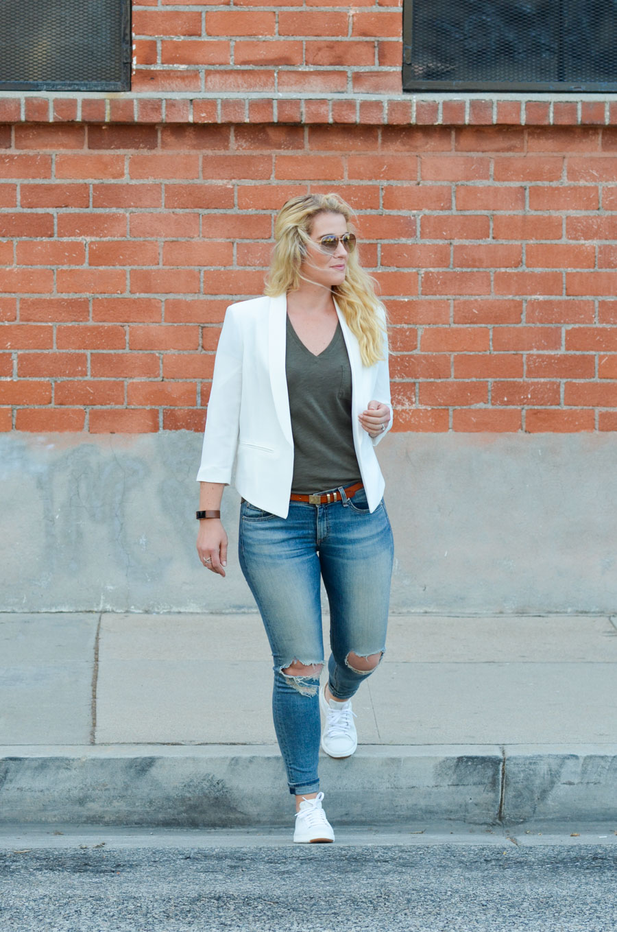 How to Wear Jeans with White Sneakers + Blazer Outfit