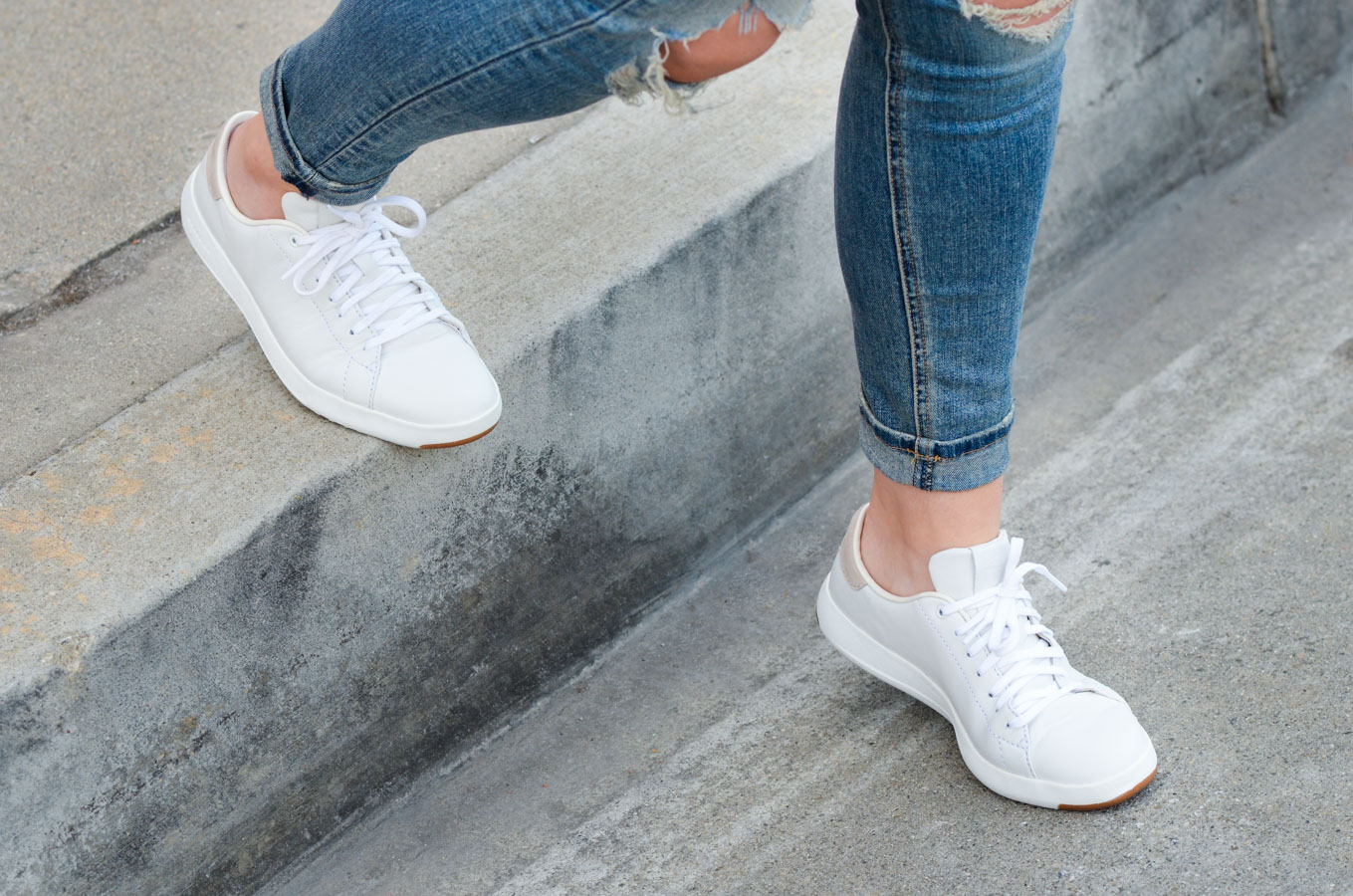 How to Wear Jeans With Sneakers