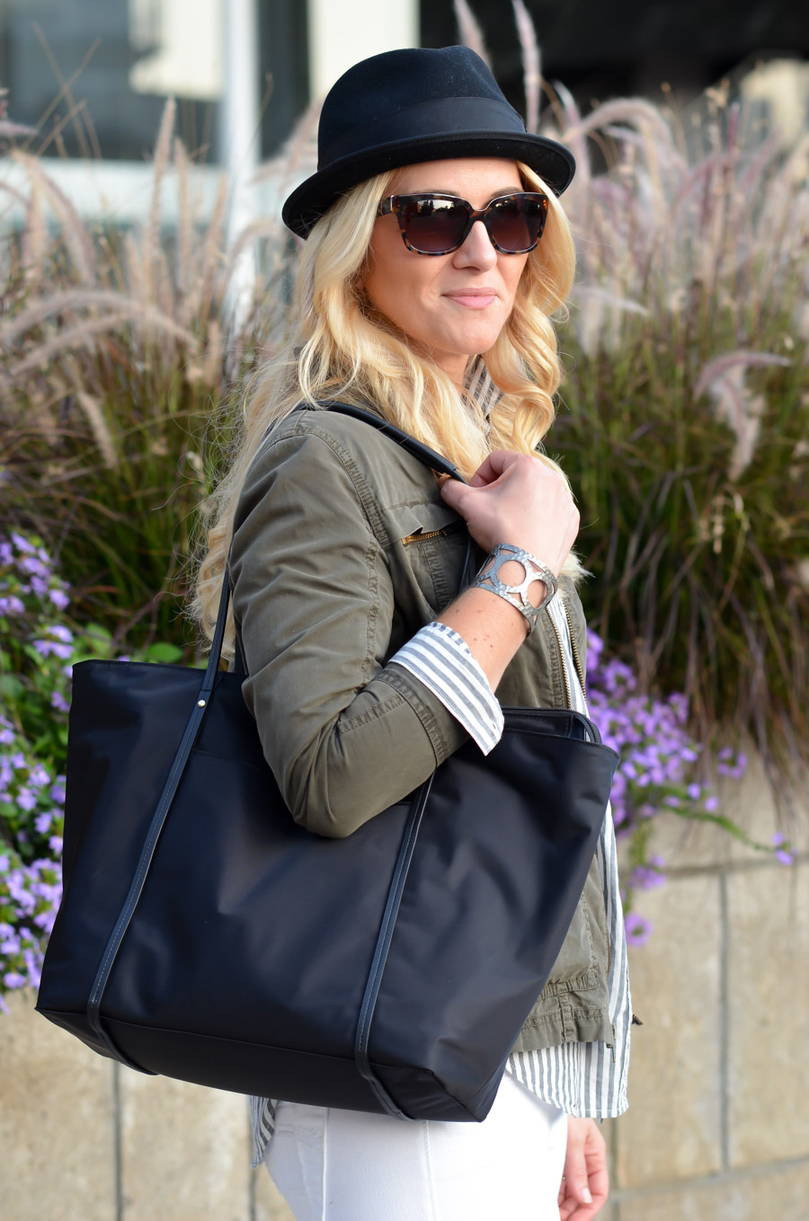 Best Travel Bags for Stylish Women. Chic Work Laptop Tote- Samsonite Lyssa Tote Review