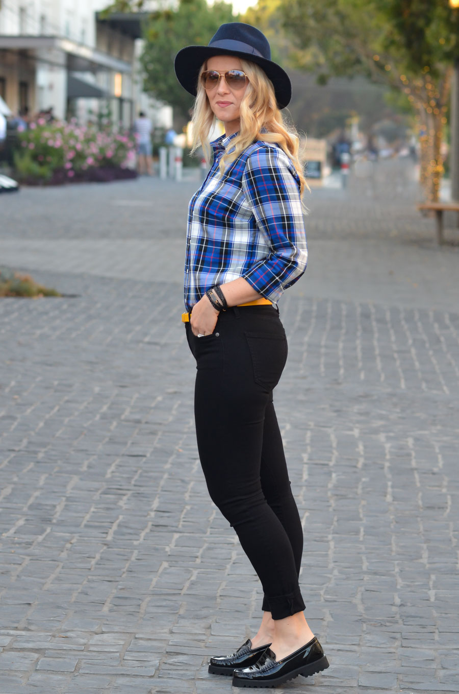 What to Wear On Black Jeans - Fall and Plaid