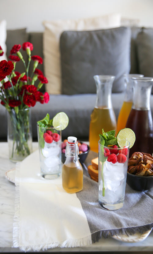 Healthy Iced Tea Recipes for Summer Entertaining. Looking for summer drinks without alcohol? Try these easy iced tea drinks. Add these natural sweeteners to iced tea for an easy, elegant, summer entertaining idea. #ntertaining #summer #icedtea #tea #drinks #recipes #foodblog #foodblogger #delicious #lmrecipes