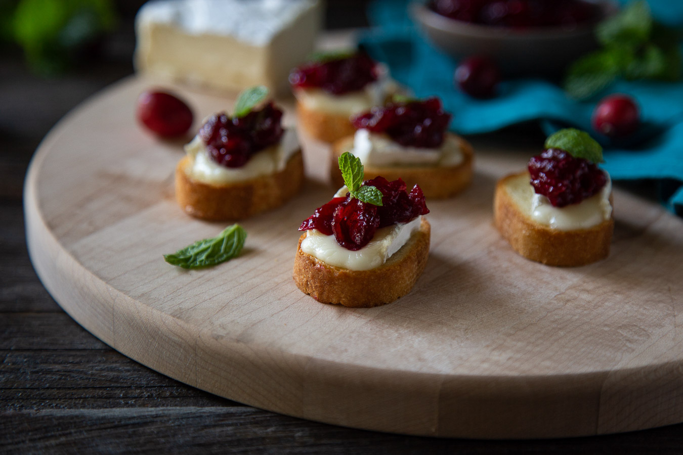 Cranberry Appetizer Toasts with Brie | Thanksgiving Appetizer