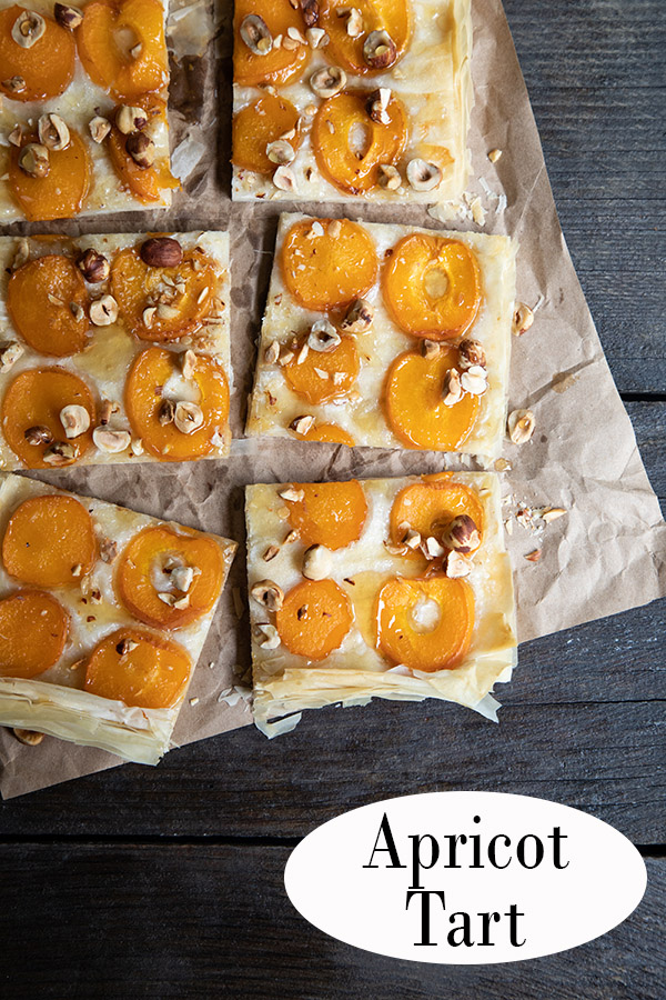 Apricot Tart made with phyllo dough. Fresh apricots with hazelnuts and honey! #dessert #apricots #summerdessert #phyllodough