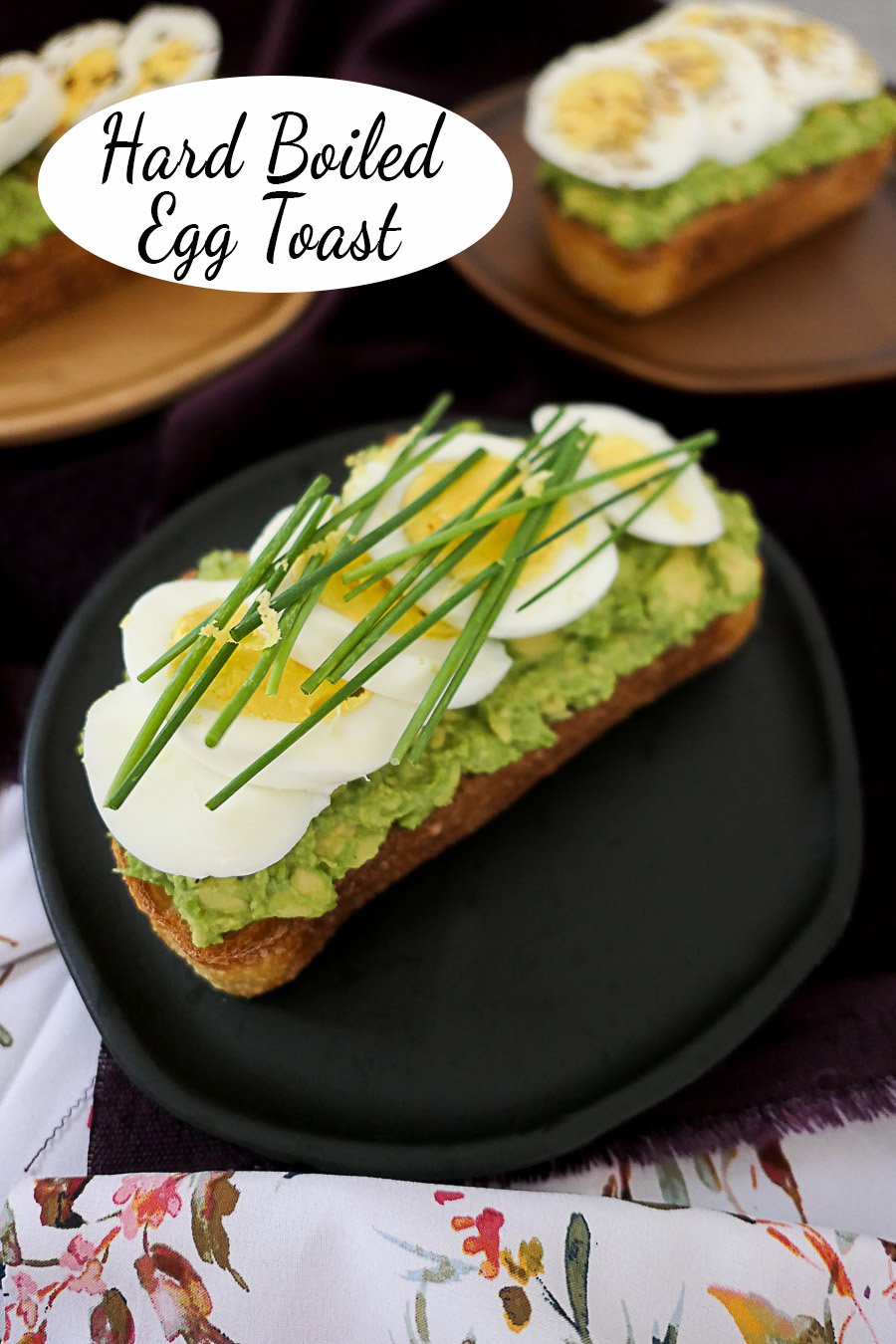 Hard Boiled Egg Breakfast Toast. These easy, make-ahead breakfast ideas are full of flavor, protein, and everything you want. Switch up these fun avocado toast toppings for extra crunch, veggies, and flavor ! #avocadotoast #breakfast #makeahead #vegetarian #lmreipces