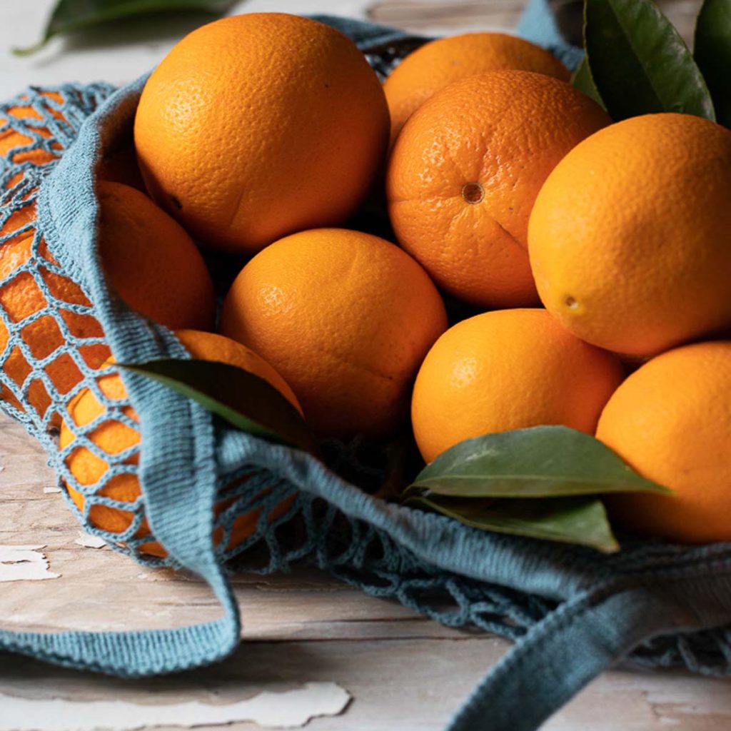 mėlynas produktų maišelis su apelsinais – lengvas tvarus apsikeitimas
