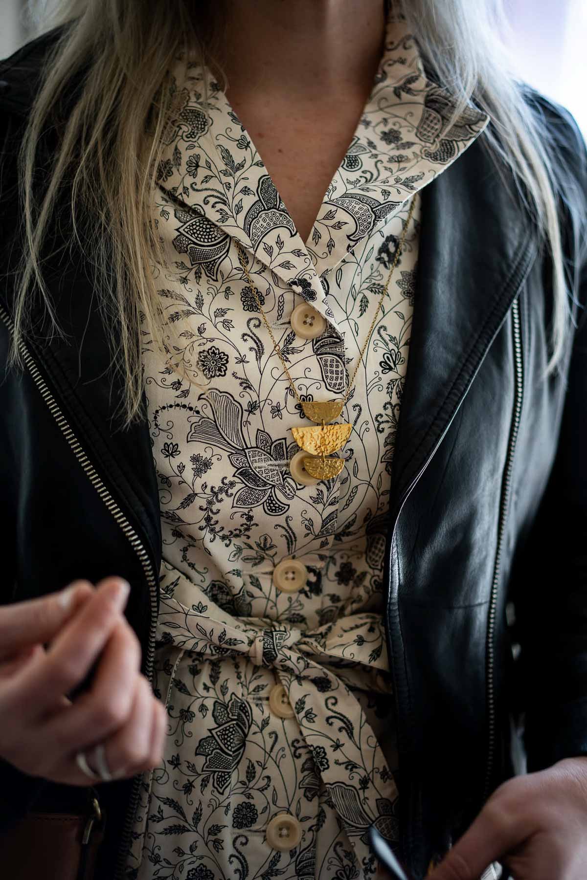 Striukės, skirtos dėvėti su suknelėmis Striukės, skirtos dėvėti su suknelėmis