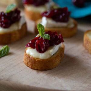 Cranberry Brie Appetizer Toasts