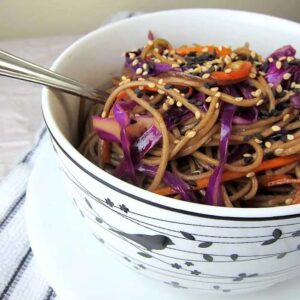 Violetinių kopūstų receptai – „Soba Noodles Stir Fry“.