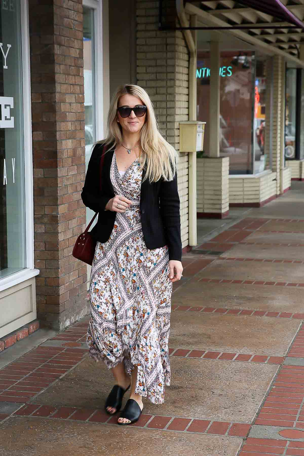 Juodas švarkas su suknele Striukės, skirtos dėvėti su suknelėmis