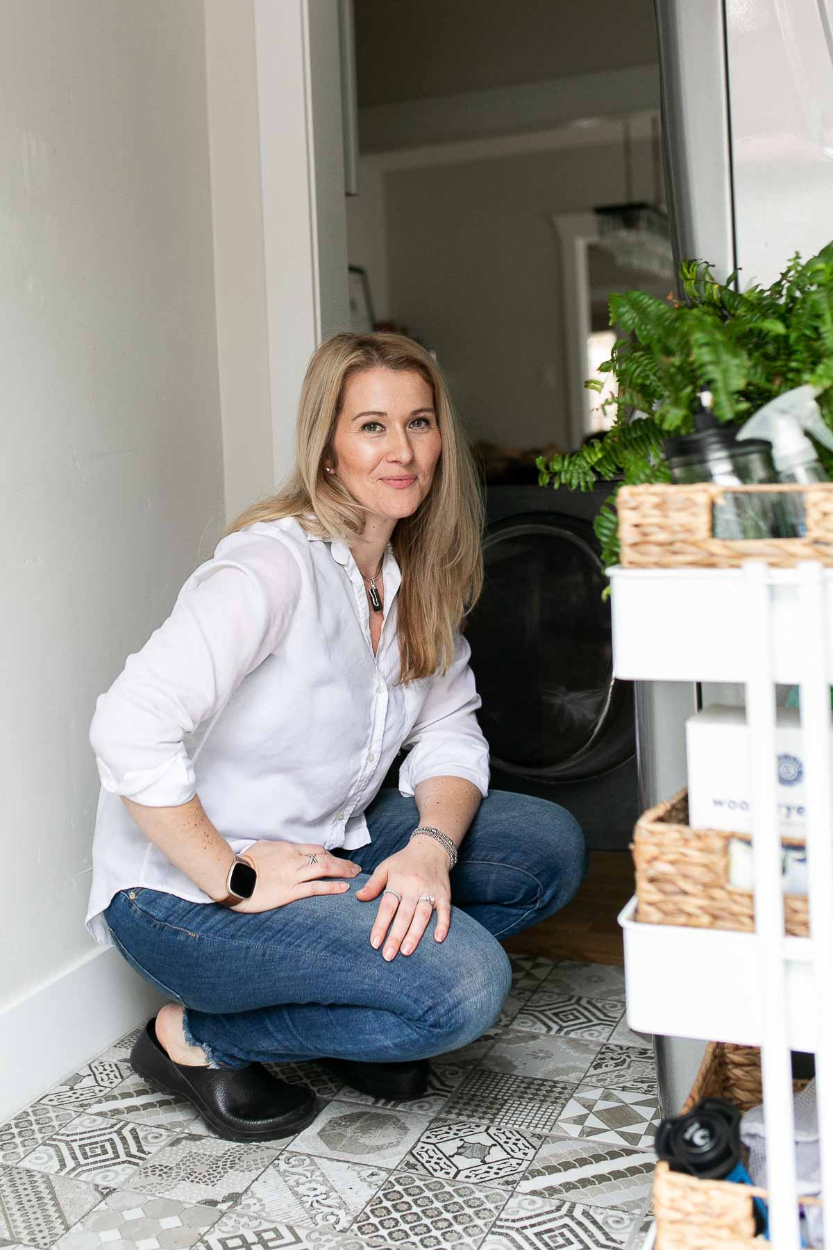 Ar džiovinimo paklodės blogos? - Liusė klūpo priešais sukrautą skalbyklę ir džiovyklę